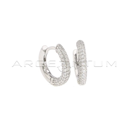 Orecchini a cerchio tubolare semi zirconato bianco con chiusura a scattino placcato oro bianco in argento 925