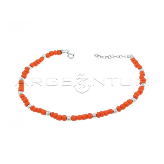 Cavigliera con tubetti in resina color arancio e sfere diamantate placcata oro bianco in argento 925