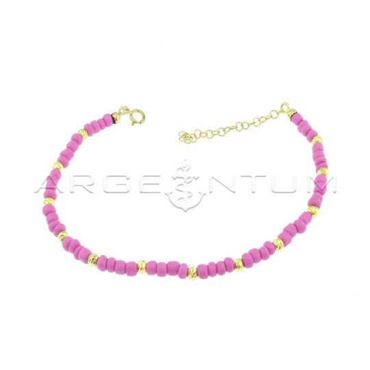 Cavigliera con tubetti in resina fucsia e sfere diamantate placcata oro giallo in argento 925