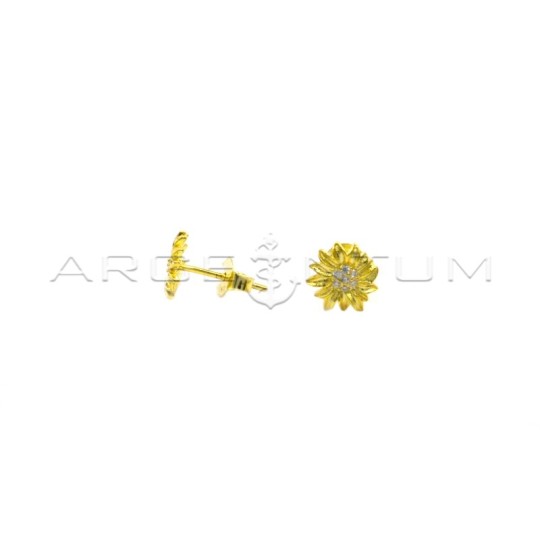 Orecchini a lobo con attacco a pressione fiore con petali incisi e centrale zirconato bianco placcato oro giallo in argento 925