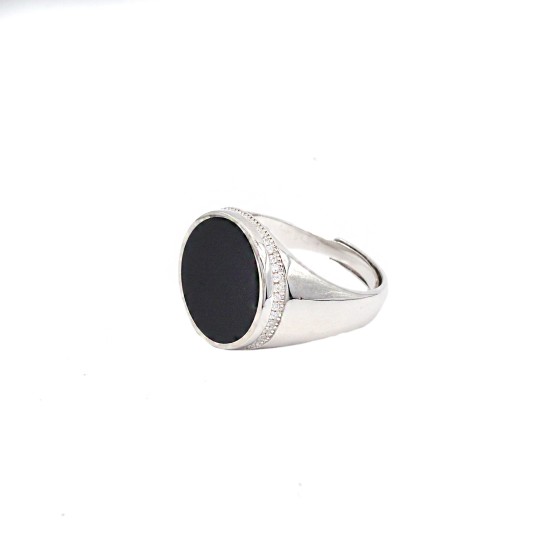 Anello regolabile con tondo di onice nero in cornice di zirconi bianchi placcato oro bianco in argento 925